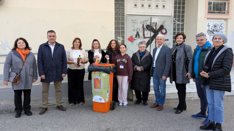 «Πορτοκαλί κάδος; Θα του βάλουμε το λάδι» στα σχολεία της Λάρισας