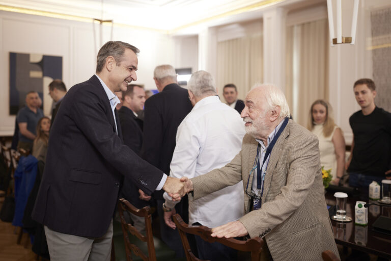 Στο Μέγαρο Μαξίμου οι ένοικοι, μετά την έκρηξη στους Αμπελόκηπους – Πλήρης αποκατάσταση των ζημιών με κρατική αρωγή