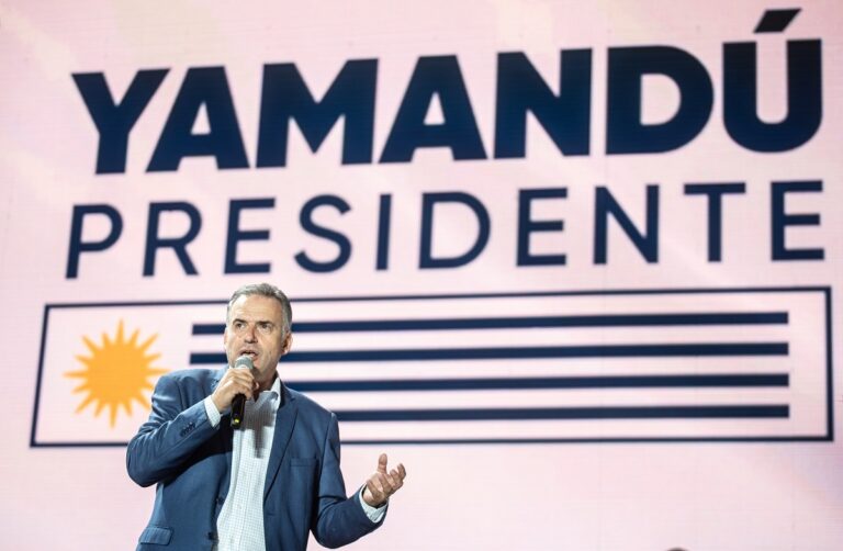 Ουρουγουάη: Προεδρικές εκλογές με καθηγητή ιστορίας εναντίον κτηνιάτρου 