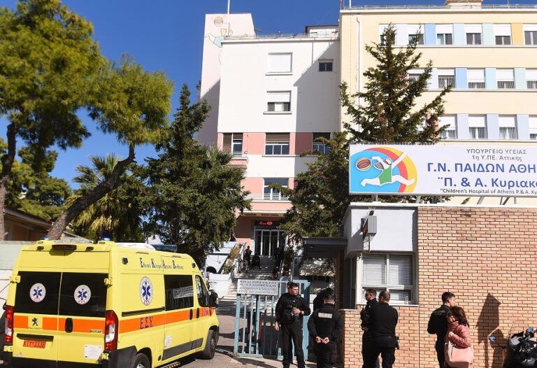 Μαρκόπουλο: Πέθανε το πεντάχρονο παιδί που πυροβολήθηκε στο κεφάλι – Ανθρωποκυνηγητό για τον εντοπισμό του δράστη – 20 κάλυκες στο σημείο