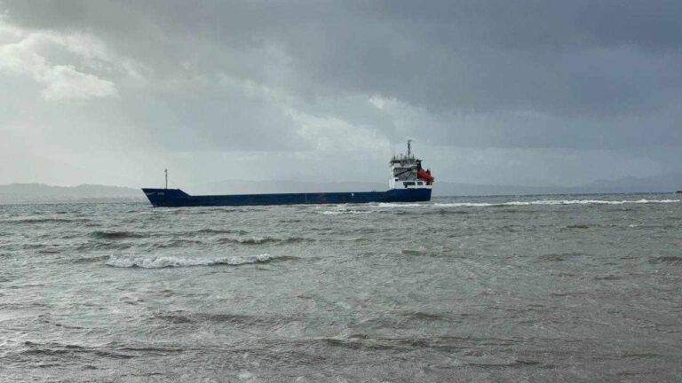 Πάτρα: Προσάραξη φορτηγού πλοίο στο λιμάνι του Αντιρρίου (βίντεο)