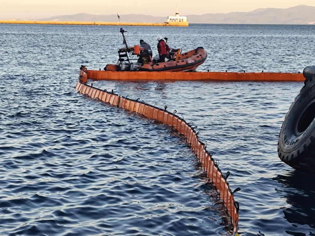 Άσκηση θαλάσσιας αντιρρύπανσης στο λιμάνι Μυτιλήνης (video)