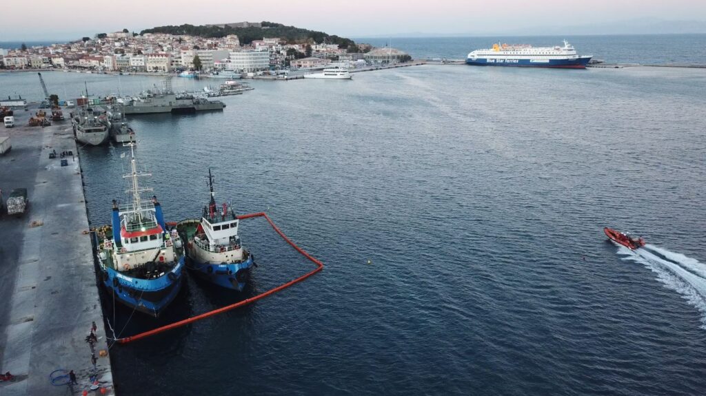 Άσκηση θαλάσσιας αντιρρύπανσης στο λιμάνι Μυτιλήνης (video)