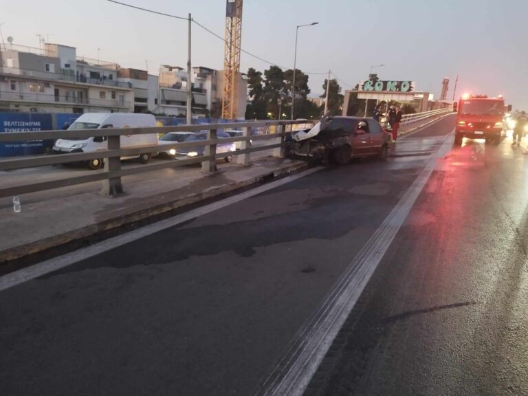 Παρανάλωμα του πυρός έγινε αυτοκίνητο στο ύψος της Πέτρου Ράλλη – Μεγάλη κυκλοφοριακή συμφόρηση στον Κηφισό