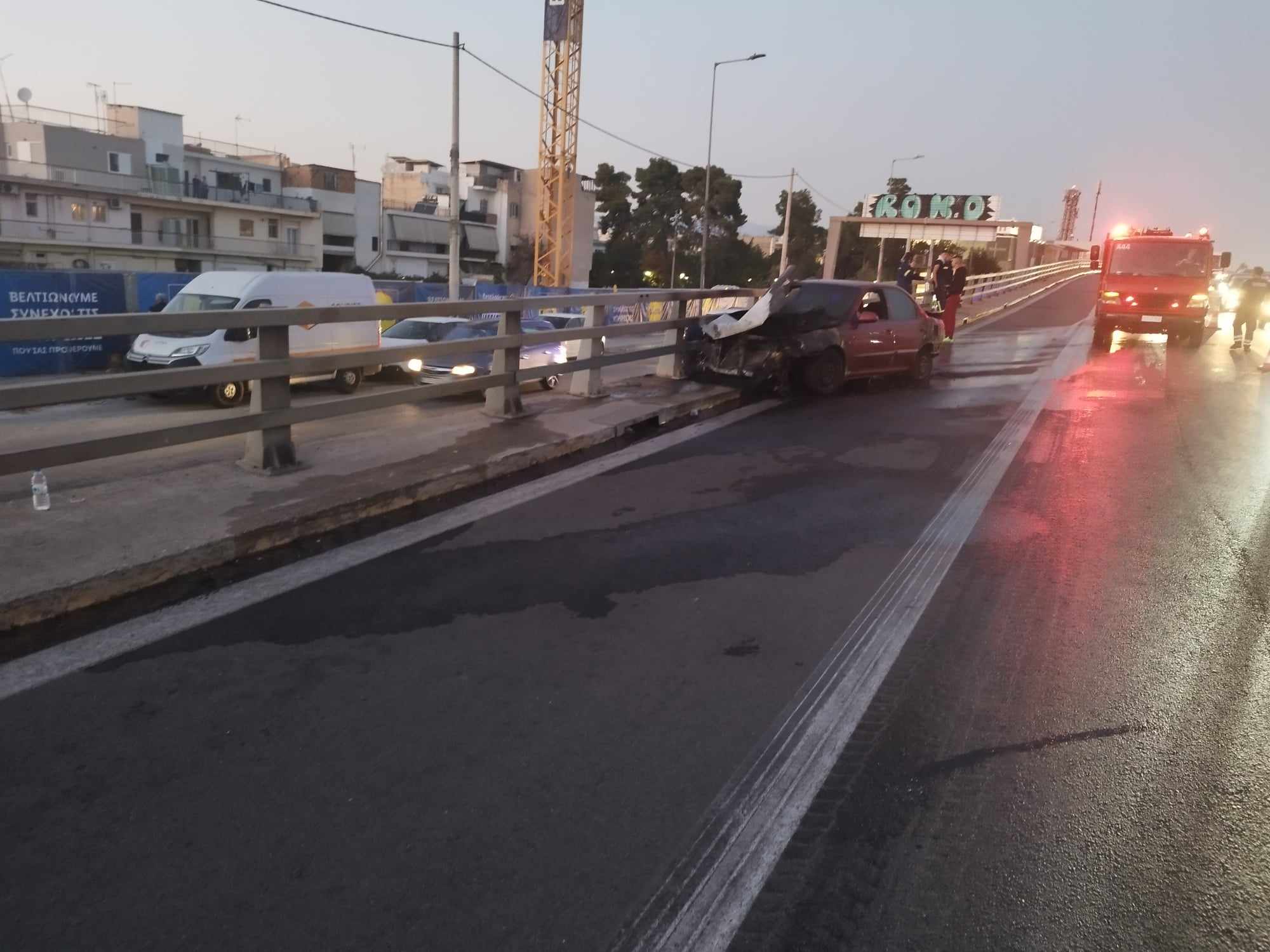 Παρανάλωμα του πυρός έγινε αυτοκίνητο στην Πέτρου Ράλλη – Μεγάλη κυκλοφοριακή συμφόρηση