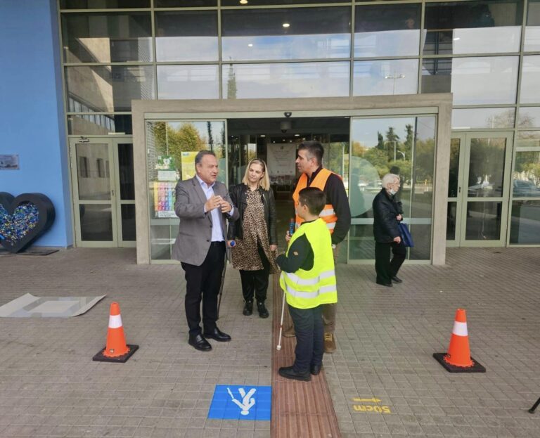 Τοποθετήθηκε ειδική σήμανση στον οδηγό όδευσης τυφλών στην κεντρική είσοδο του δημαρχείου Θεσσαλονίκης