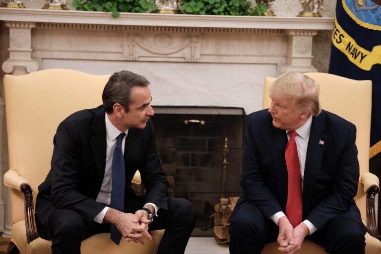 Tηλεφωνική επικοινωνία Μητσοτάκη – Τραμπ —Πρόσκληση του πρωθυπουργού να επισκεφθεί την Ελλάδα