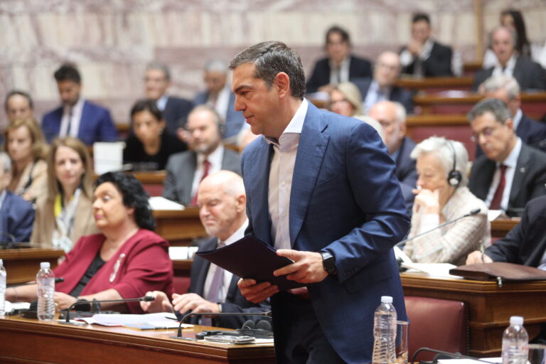 Αλ. Τσίπρας σε δημοσιογράφους: Εδώ είμαι, δεν έφυγα