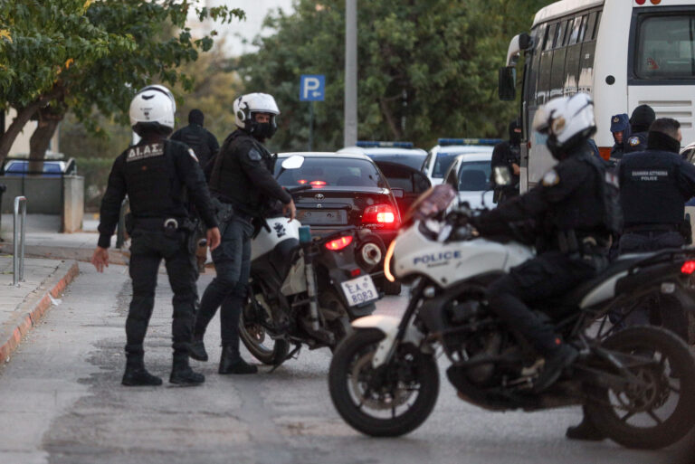 Αμπελόκηποι: Χειροπέδες στη 30χρονη μετά από ένταλμα σύλληψης σε βάρος της – Η Αντιτρομοκρατική την περίμενε στο «Ελ. Βενιζέλος»