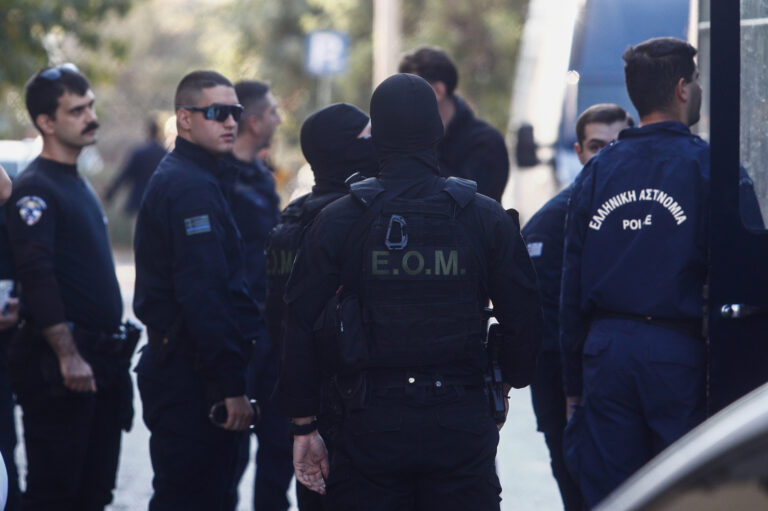 Στη φυλακή ο 31χρονος για την έκρηξη στους Αμπελόκηπους – Στον «Ευαγγελισμό» η ανακρίτρια για την απολογία της 32χρονης