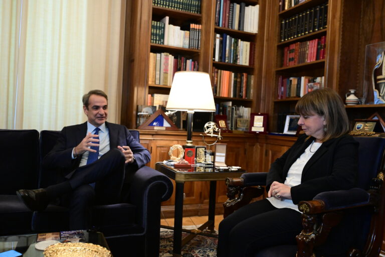 Ο διάλογος της Προέδρου της Δημοκρατίας με τον Πρωθυπουργό πριν από λίγο