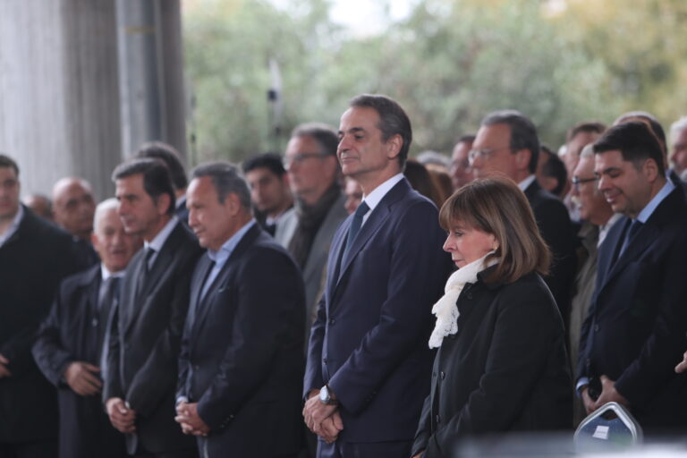 Στην κηδεία του Γιάννη Μπουτάρη ο Κυριάκος Μητσοτάκης και η Κατερίνα Σακελλαροπούλου (φωτο)