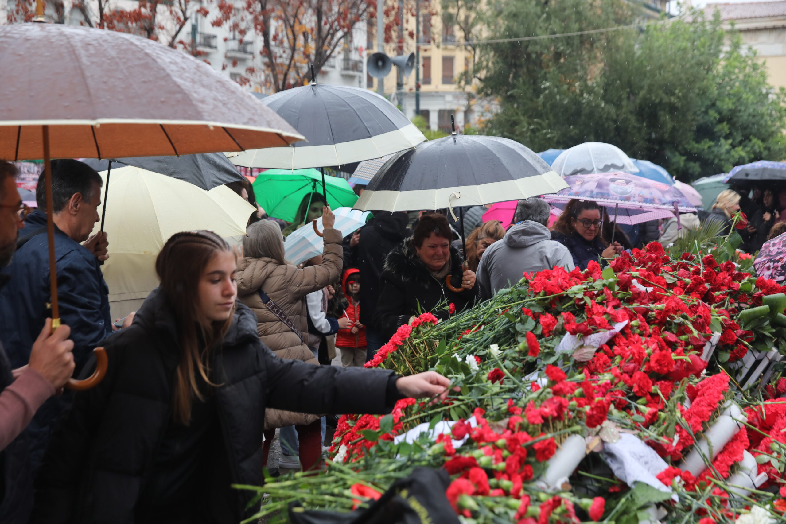 Επέτειος Πολυτεχνείου: Λουλούδια, ζωγραφιές και λόγια ευγνωμοσύνης στη μνήμη των θυμάτων – Στις 13:00 η πορεία, αναλυτικά οι κυκλοφοριακές ρυθμίσεις