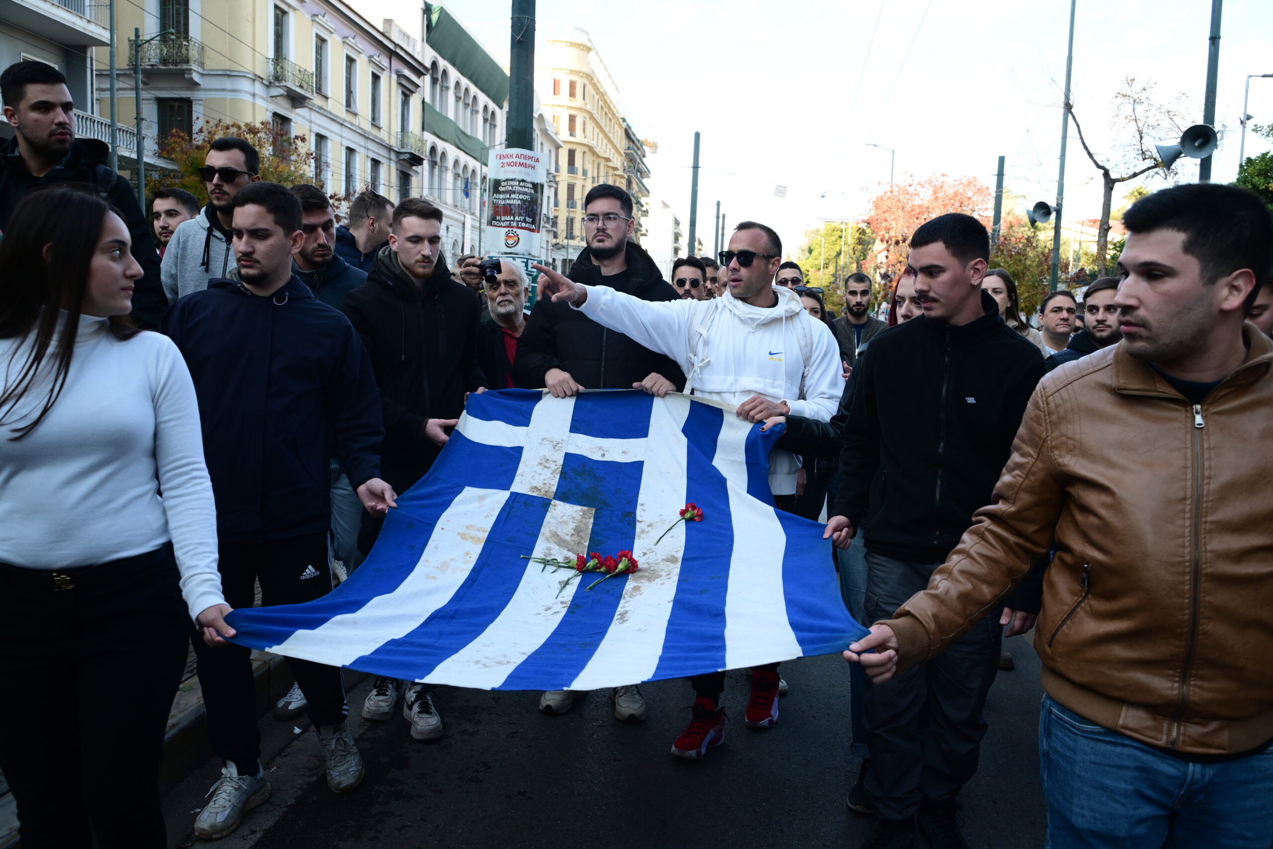 Πολυτεχνείο: Προς την αμερικανική πρεσβεία η αιματοβαμμένη σημαία – Μετά τις 16:30 ξεκινά η πορεία