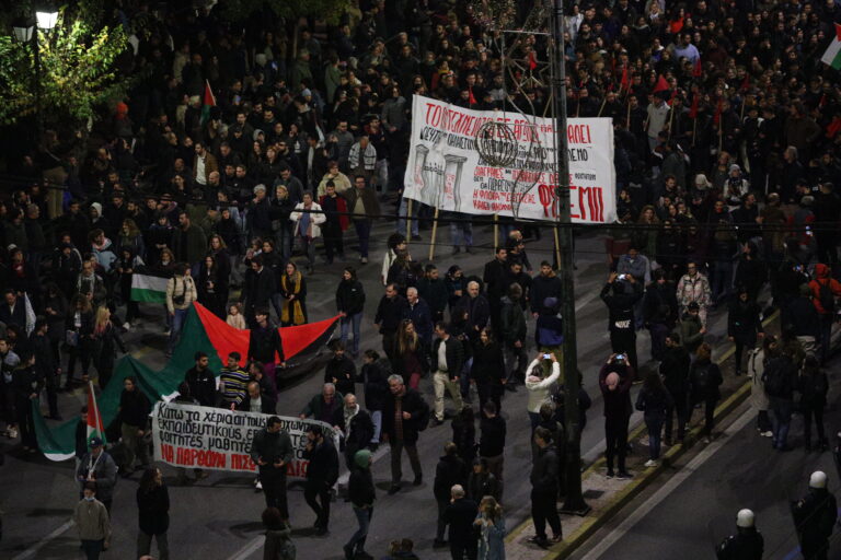Πολυτεχνείο: Μαζική η πορεία στην Αθήνα, 150 προσαγωγές και 7 συλλήψεις – Ένταση και μολότοφ στη Θεσσαλονίκη