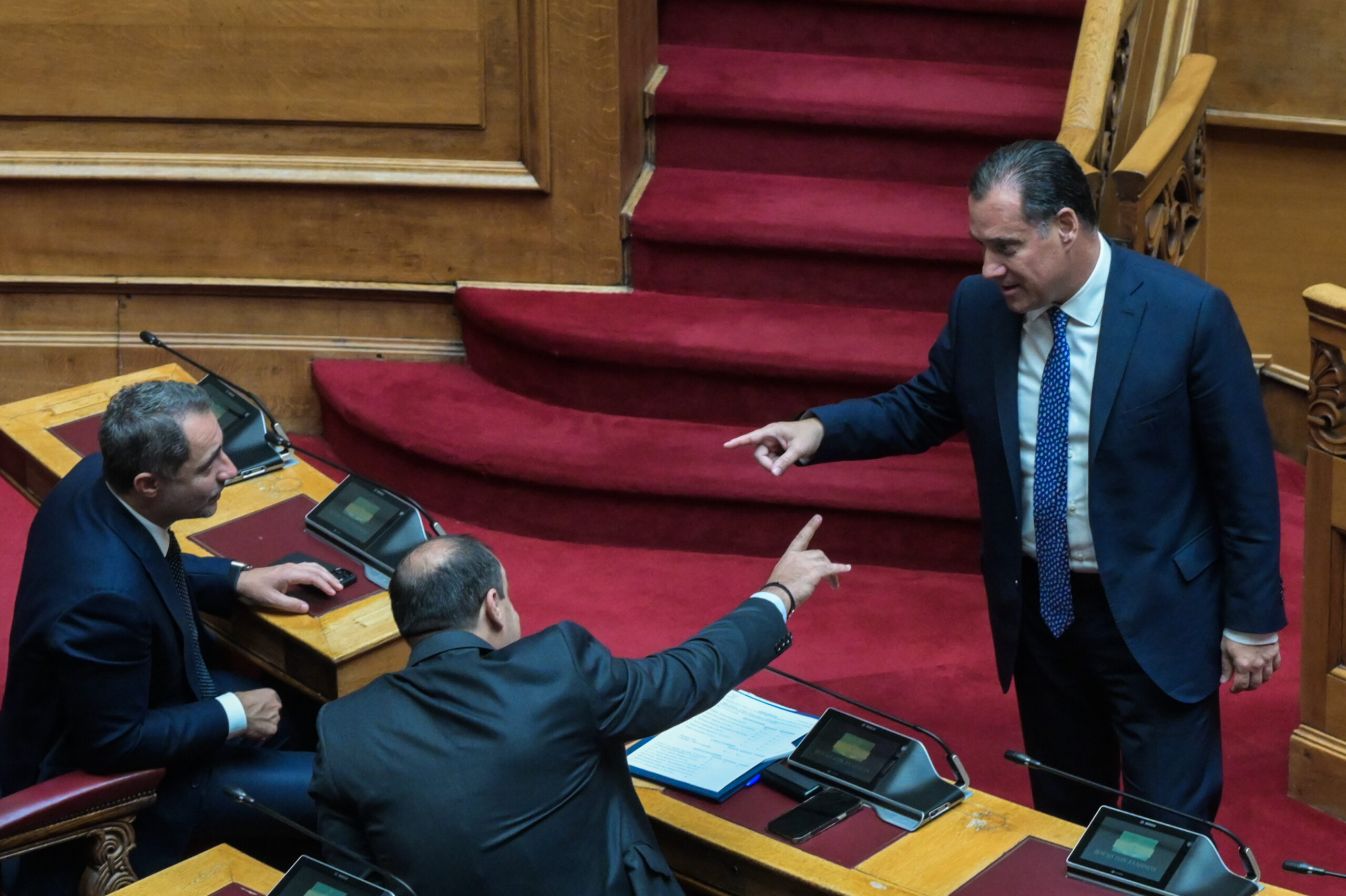 Στα ύψη οι τόνοι στη Βουλή: Κλιμακώνεται η αντιπαράθεση ενόψει της συζήτησης του πρϋπολογισμού