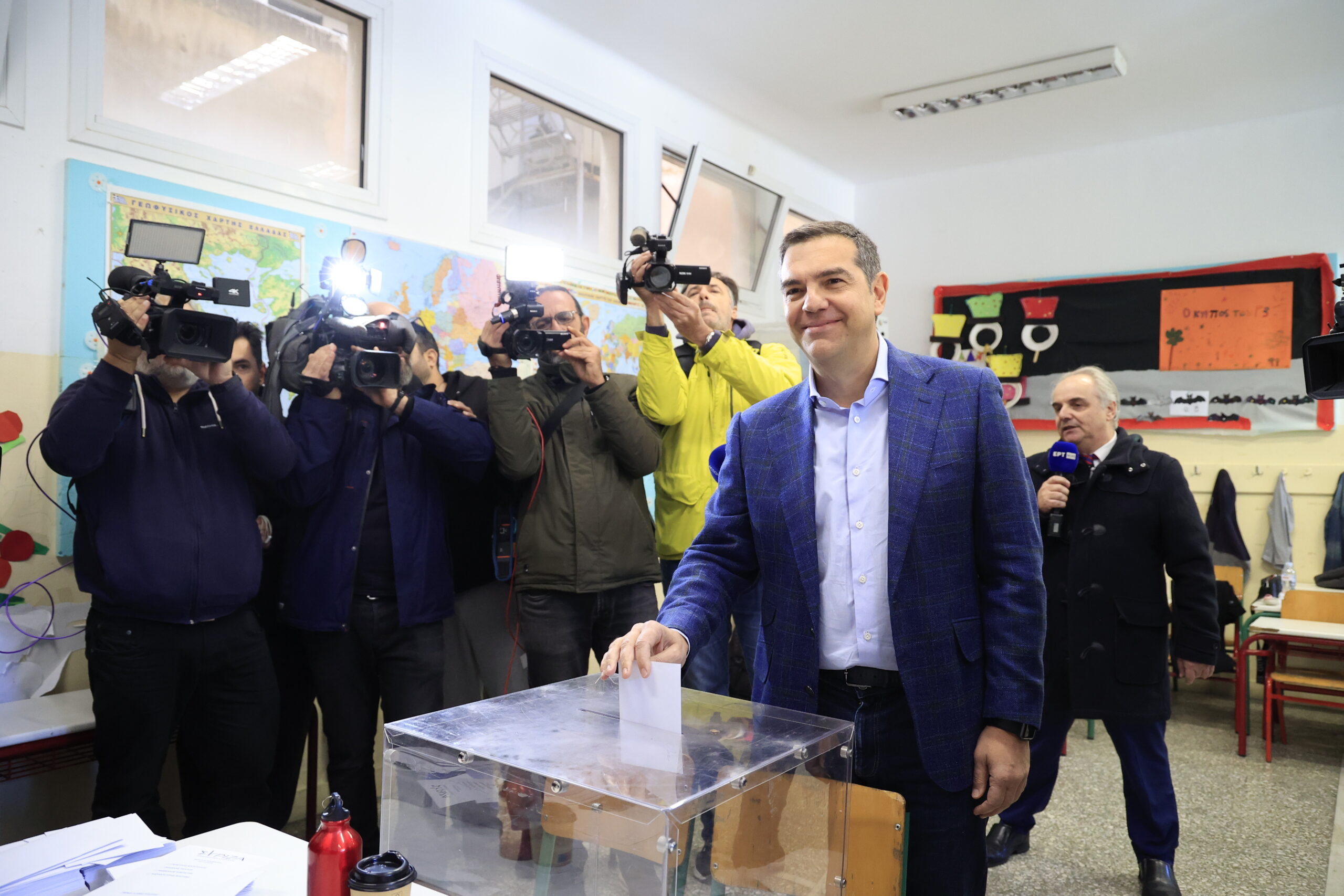 Εκλογές ΣΥΡΙΖΑ: Ψήφισε στην Κυψέλη ο Αλ. Τσίπρας – Δεν προχώρησε σε δηλώσεις, το δώρο που δέχτηκε