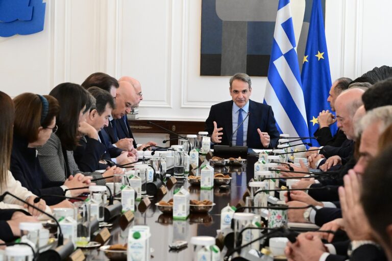 Υπουργικό Συμβούλιο: Προϋπολογισμός με 12 μειώσεις φόρων και 12 αυξήσεις αποδοχών – Οι ενισχύσεις μέχρι το τέλος του έτους