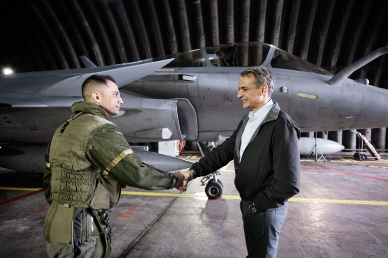 Στη «φωλιά» των Rafale ο πρωθυπουργός – Τα κορυφαία μαχητικά αυξάνονται σε 24