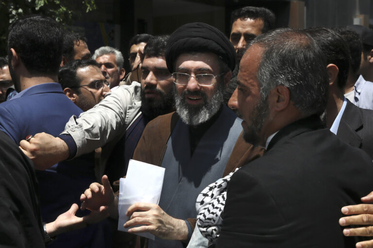 Ιράν: Σε σοβαρή κατάσταση ο Αλί Χαμενεΐ – Το προφίλ του δευτερότοκου γιου του Μοτζτάμπα που προαλείφεται για διάδοχός του