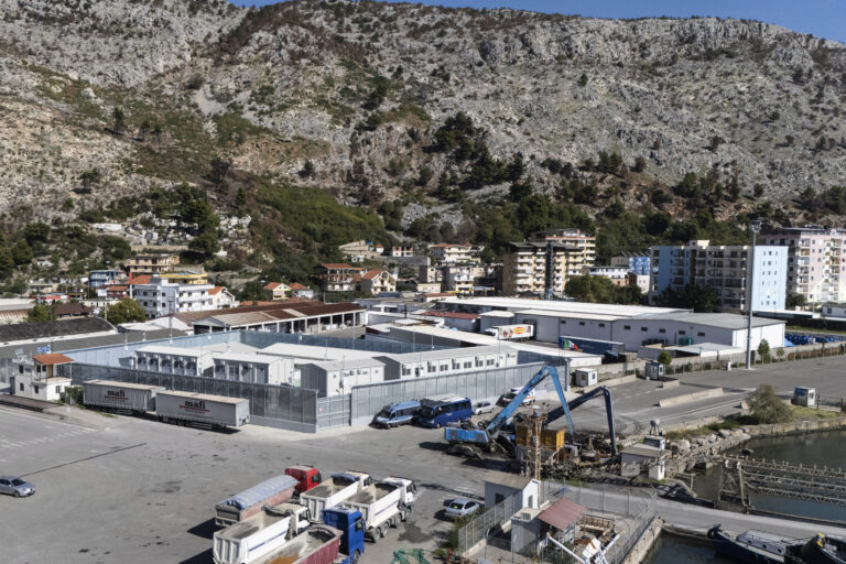 LaPresse για Ιταλικά ΚΥΠ στην Αλβανία: Το Ιταλικό ΥπΕσ θα δαπανήσει 9 εκ. Ευρώ για σίτιση και διαμονή Αστυνομικών σε 5αστερα ξενοδοχεία