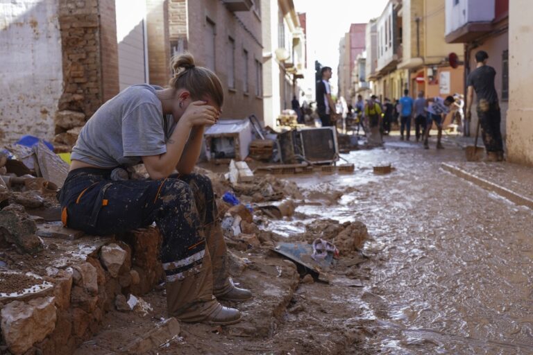 Βαλένθια: Σαράντα νεκροί ανασύρθηκαν από τούνελ, είχαν εγκλωβιστεί μέσα στα αυτοκίνητά τους – Σοκαριστικές εικόνες