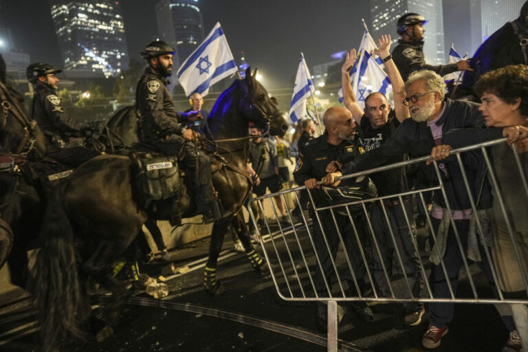 Ισραήλ: Μεγάλη διαδήλωση στο Τελ Αβίβ κατά της αποπομπής του υπουργού Άμυνας Γιοάβ Γκάλαντ