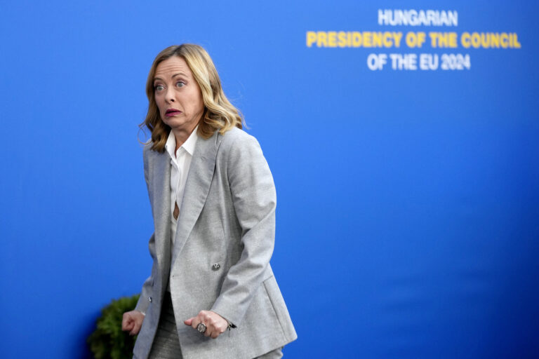 Γλωσσικό ατόπημα της Μελόνι σε προεκλογικό της μήνυμα: «Με την κυβέρνησή μου, η ανεργία των γυναικών έσπασε ιστορικό ρεκόρ»