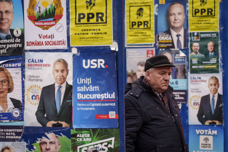 Στις κάλπες προσέρχονται οι Ρουμάνοι για τον πρώτο γύρο των προεδρικών εκλογών