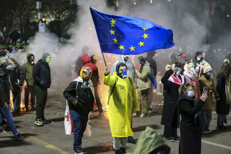 Γεωργία: Χιλιάδες στην Τιφλίδα στην 3η νύχτα φιλοευρωπαϊκών διαδηλώσεων – Δεν παραιτείται η πρόεδρος μέχρι να ξαναγίνουν εκλογές