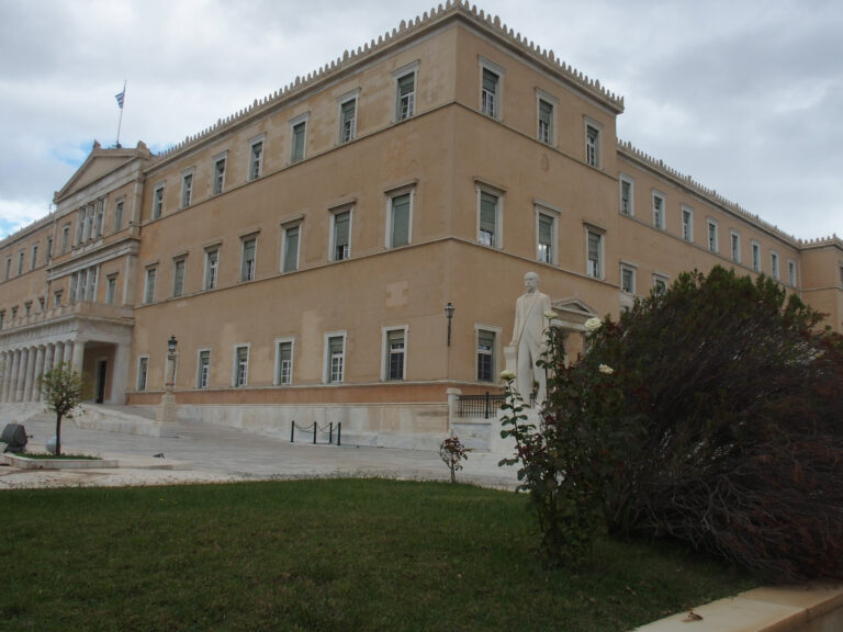 Συνελήφθη αστυνομικός της Βουλής: Η σύζυγος του τον κατήγγειλε για βιασμό των παιδιών τους