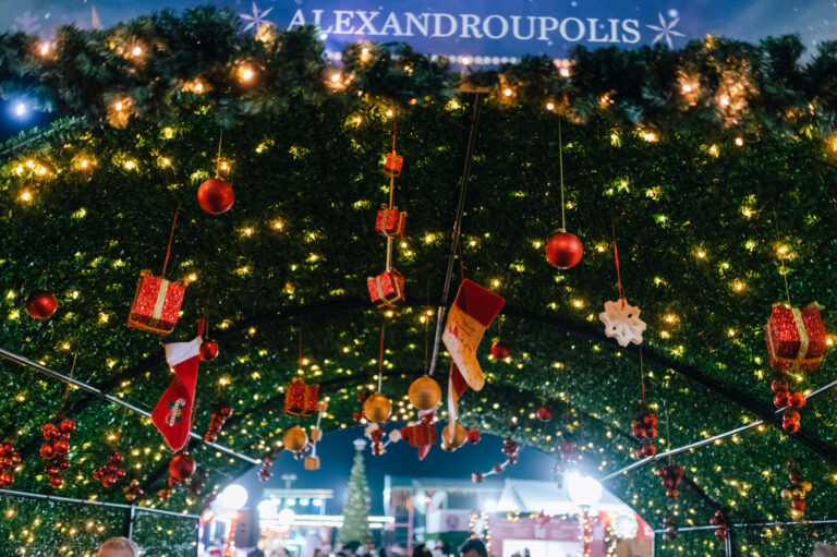 Στο “Christmas Lighthouse” της Αλεξανδρούπολης, το μεγαλύτερο και σκεπαστό παγοδρόμιο της βόρειας Ελλάδας