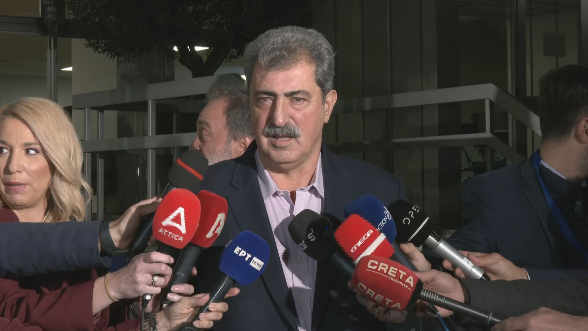 Π. Πολάκης προσερχόμενος για το debate του ΣΥΡΙΖΑ στην ΕΡΤ: «Ο λαός που ψηφίζει έχει πάντα τον τελικό λόγο»