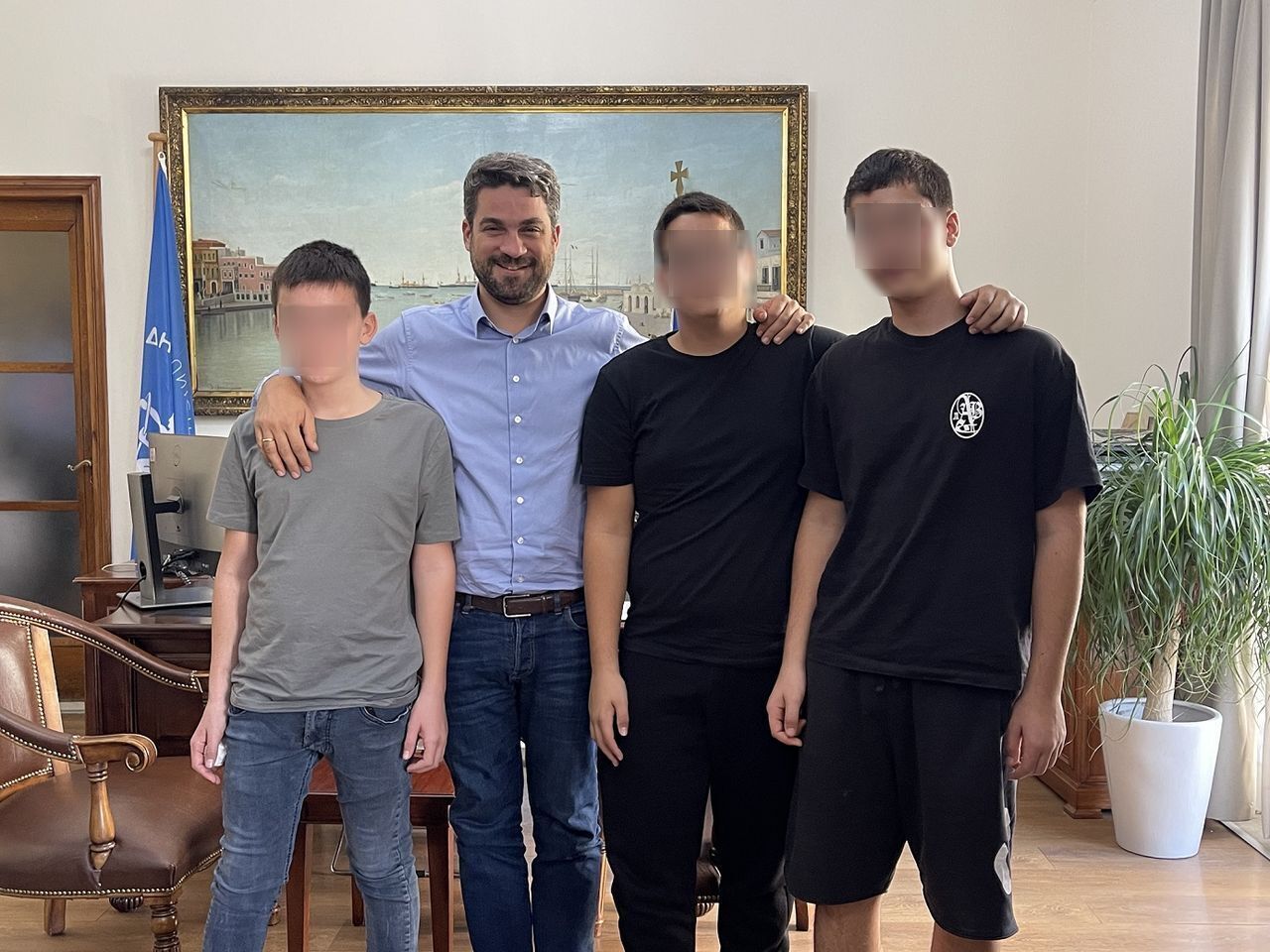 Στον Δήμαρχο Χανίων, τα αγόρια που βρήκαν και παρέδωσαν το πορτοφόλι με τα 700 ευρώ (φωτό)