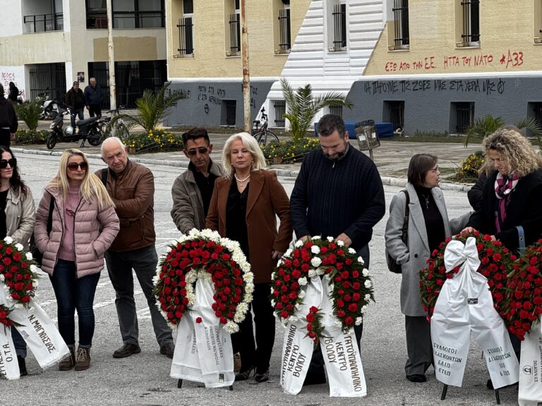 Βόλος: “Επίκαιρα όσο ποτέ τα μηνύματα του Πολυτεχνείου” – Κατάθεση στεφάνων στο Ηρώο