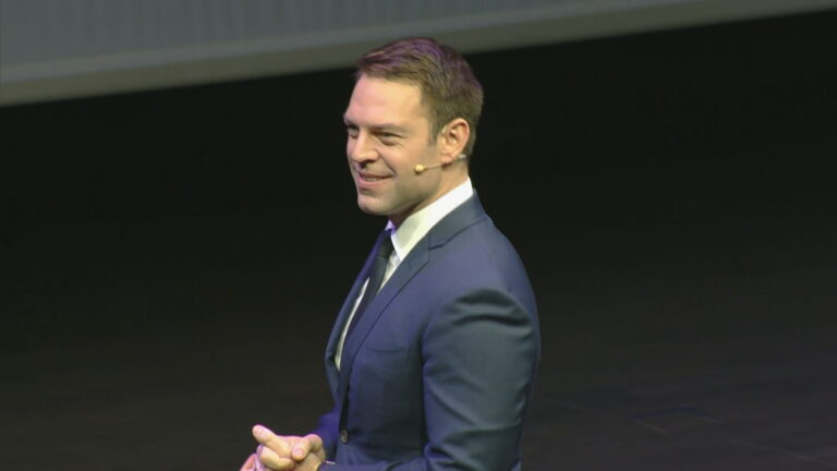 Στη Θεσσαλονίκη ο Στέφανος Κασσελάκης- Όσα είπε στον 102FM για το βιβλίο του Αλέξη Τσίπρα