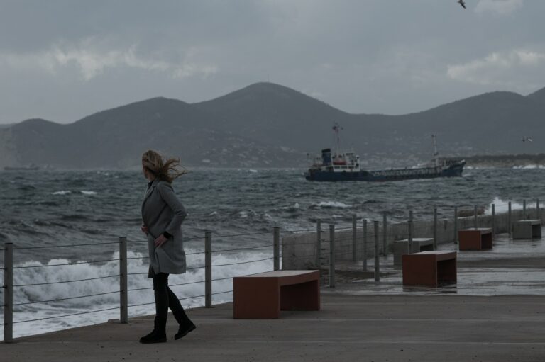 Καιρός: Ψυχρό μέτωπο φέρνει θυελλώδη βοριά και αισθητό κρύο το Σαββατοκύριακο