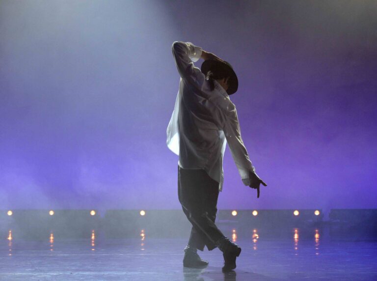 Πέτερ Μπρόιερ στο ΕΡΤΝews για Moonwalk : «Φέραμε κοντά την κουλτούρα του Μάικλ Τζάκσον με την κλασική τέχνη του μπαλέτου»