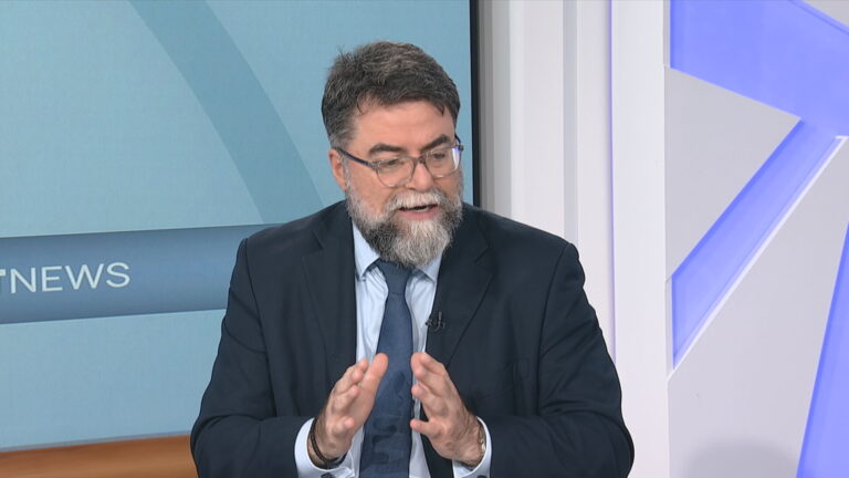Β. Οικονόμου στο ΕΡΤNews: Έως το 2026 περίπου 1.400 κάμερες θα καταγράφουν τις παραβάσεις στα φανάρια – Τι αλλαγές έρχονται για τα πατίνια