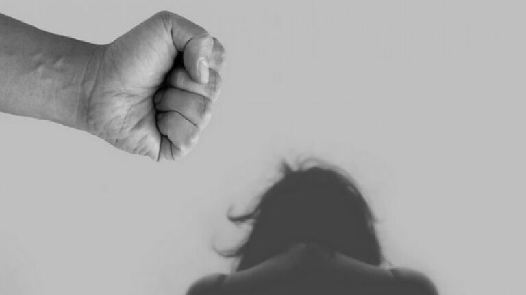 Bόλος: Χτύπησε την κόρη του και τον αστυνομικό που πήγε να τον συλλάβει