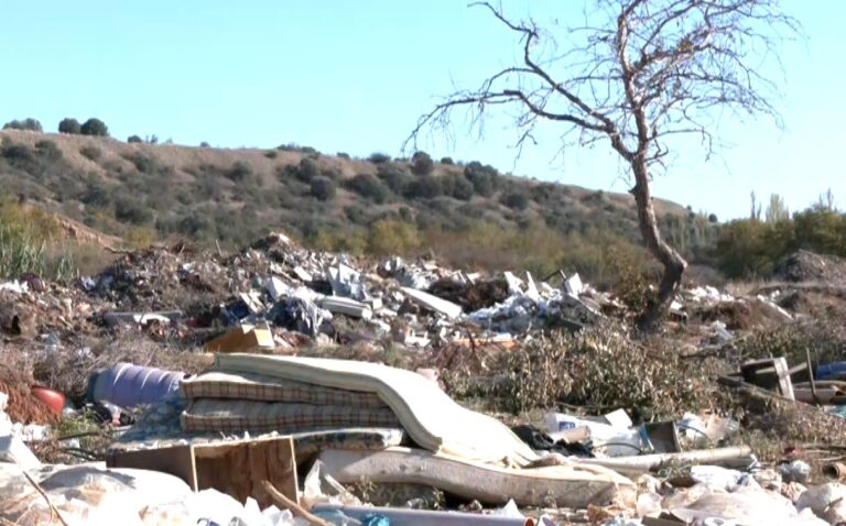 Χαλκιδική: «Βουνά» από σκουπίδια και μπάζα στον Ολύνθιο ποταμό