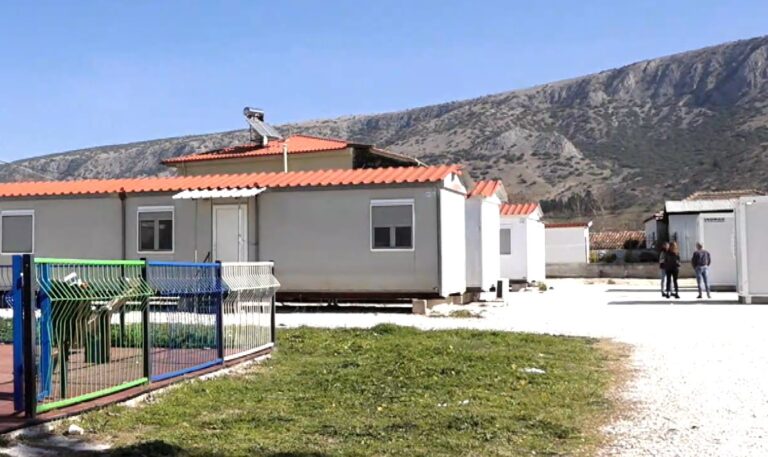 Λάρισα: Οικογένειες κατοικούν σε κοντέινερ και επικίνδυνα σπίτια- Ταχύτατες λύσεις ζητούν οι σεισμοπαθείς