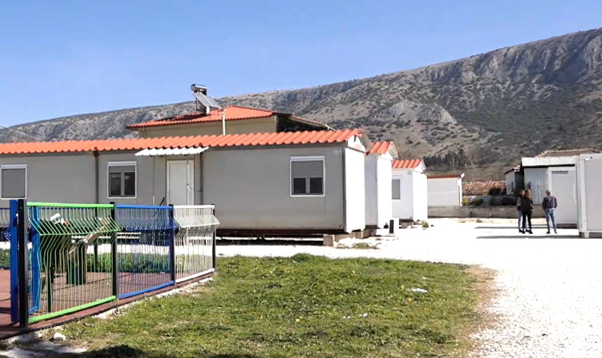 Λάρισα: Οικογένειες κατοικούν σε κοντέινερ και επικίνδυνα σπίτια- Ταχύτατες λύσεις ζητούν οι σεισμοπαθείς