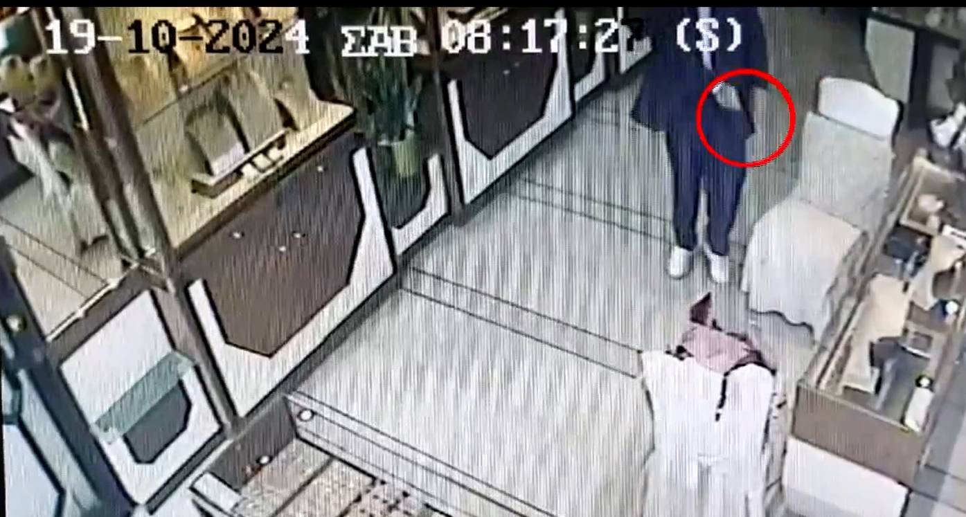 Βίντεο ντοκουμέντο ΕΡΤNews: Ένοπλος ξαφρίζει κοσμηματοπωλεία σε Παλλήνη και Νέα Μάκρη με Porsche