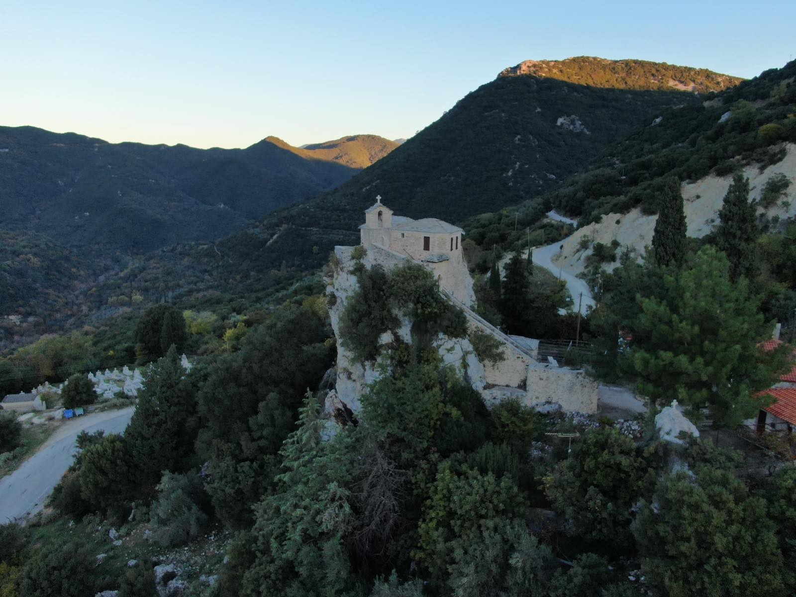 Άγιος Μηνάς: Το “Mετέωρο” της Ηπείρου