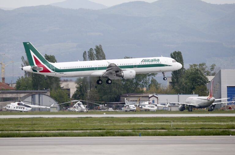 Iταλία: Η Alitalia θα απολύσει πάνω από 2.000 εναπομείναντες εργαζομένους – «Σύννεφα» στη συγχώνευση της ITA Airways με τη Lufthansa