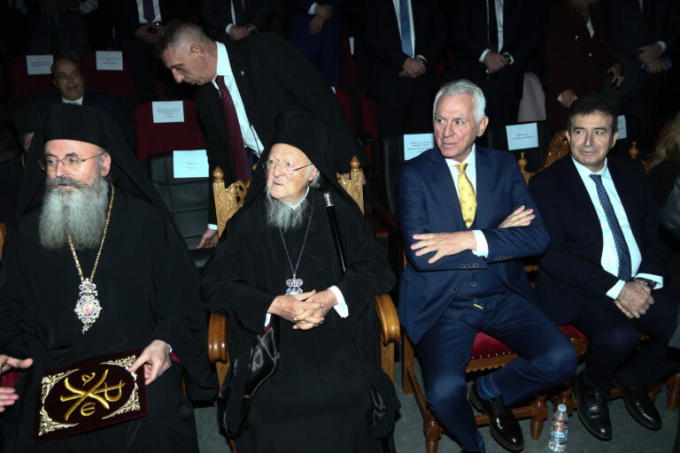 Συνεχίζεται για τρίτη μέρα η επίσκεψη του Οικουμενικού Πατριάρχη Βαρθολομαίου στην Αθήνα – Λαμπρή υποδοχή από τους κατοίκους του Περιστερίου 