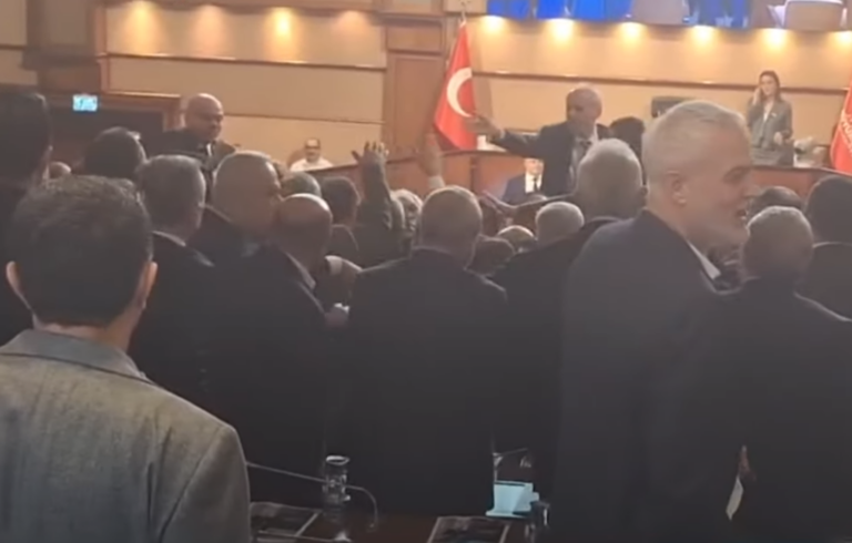 Πανδαιμόνιο στο Δημοτικό Συμβούλιο Κωνσταντινούπολης – Καβγάς με γροθιές και κλωτσιές