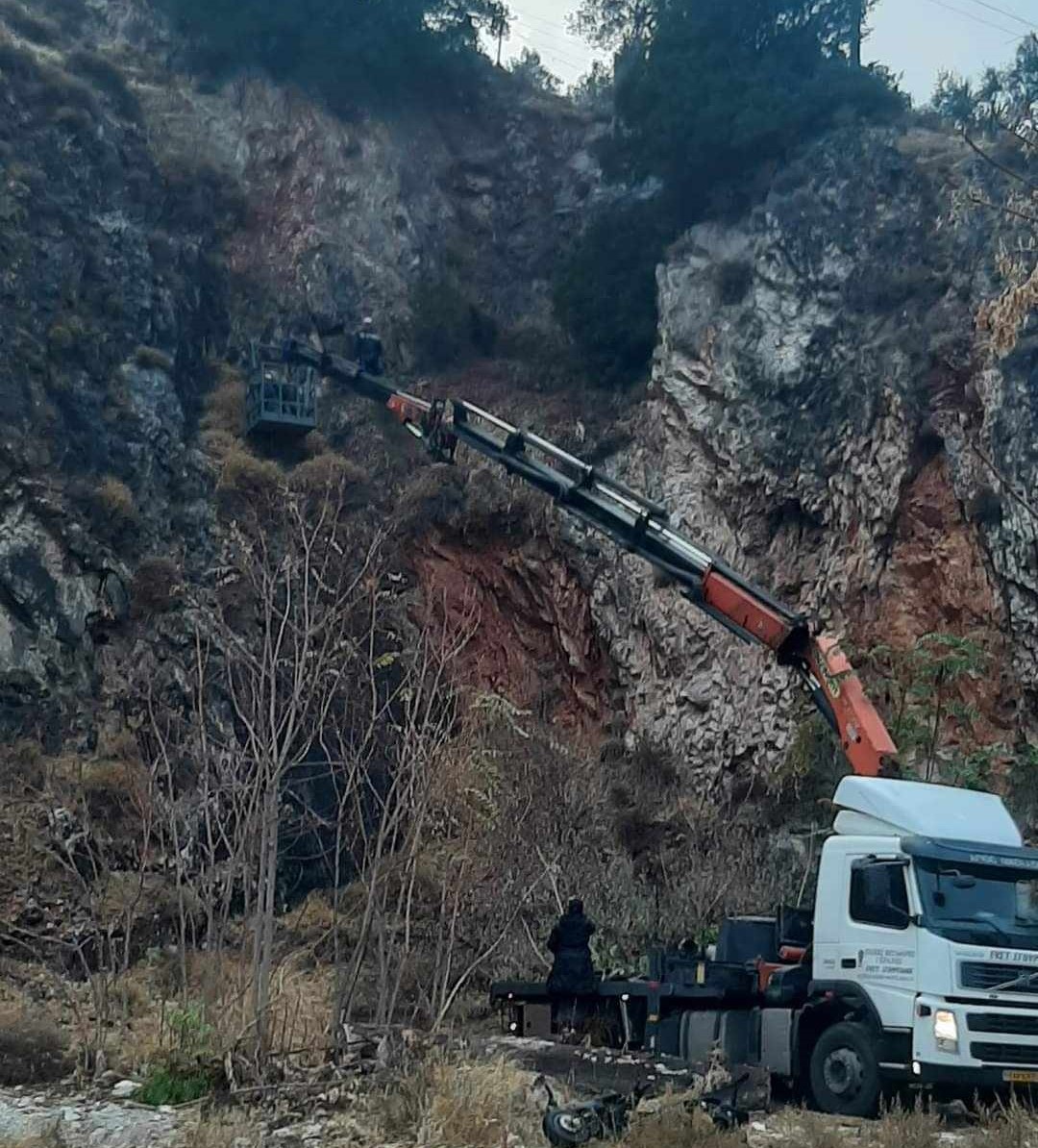 Σε ρόλο διασώστη ο Αντιδήμαρχος Χρ. Τσιβγούλης – Διέσωσε ζώα από απόκρημνο σημείο (βίντεο)