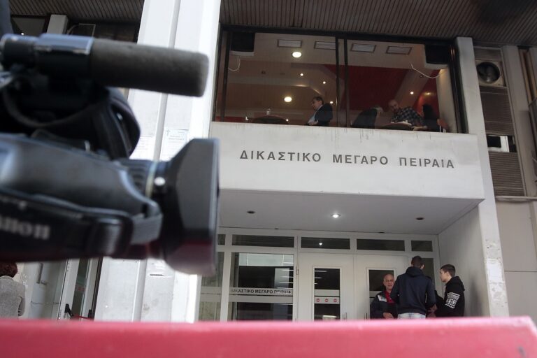Πειραιάς: Ξεκίνησε η δίκη για τη δολοφονία του Γ. Λυγγερίδη – Πλήθος αστυνομικών στο πλευρό της οικογένειας